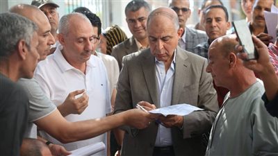 محافظ المنيا يعقد لقاء خدمة المواطنين ويوجه بتقديم مساعدات مالية وغذائية 