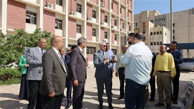 رئيس جامعة المنيا يتفقد كلية الطب والأسنان والإسكان الفندقي والمدينة الرياضية بالحرم الجامعي 