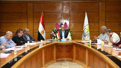 رئيس جامعة أسيوط يتابع مشروع مستشفى الأورام الجامعي الجديد 