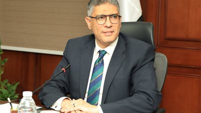 محافظ الجيزة يبحث موقف مشروعات مياه الشرب والصرف الصحي وتحسين الخدمات