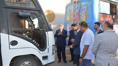 محافظ الدقهلية يتفقد 6 باصات جديدة قبل دخولها الخدمة