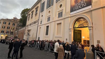 آلاف الزائرين يتوافدون على معرض 