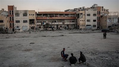 مدرسة مدمرة تتحول إلى ملجأ للنازحين في تل الهوا