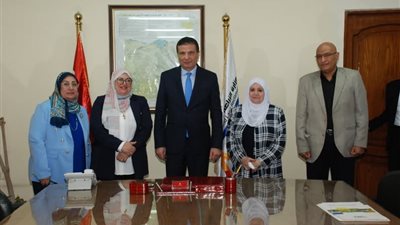 وزير الزراعة يلتقي عدد من باحثين 