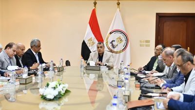 وزير الدولة للإنتاج الحربي يتابع مع رؤساء الشركات موقف المشروعات الجاري تنفيذها