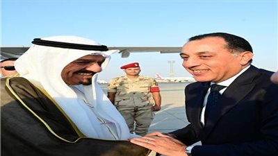 رئيس الوزراء يستقبل نظيره الكويتي بمطار القاهرة الدولي