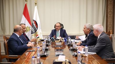 وزير الأعمال ونقيب الأسنان يبحثان توفير بنج ومستلزمات طبية