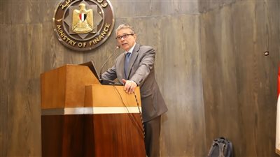 نائب وزير المالية في حوار مفتوح مع ممثلي المجتمع التجاري وشركات الشحن والبريد السريع