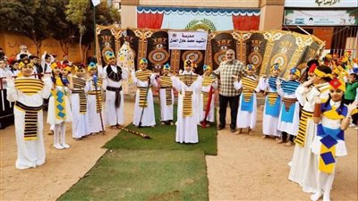 طلاب الغربية يرتدون الزي الفرعوني.. والمحافظ يشيد بترويجهم لافتتاح المتحف المصري الكبير