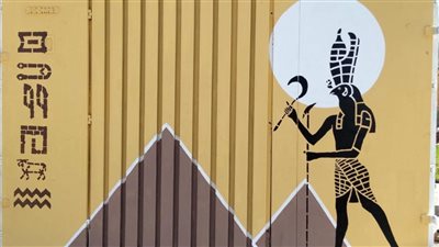 جهاز مدينة 6 أكتوبر ينفذ أعمال تجميل الأكشاك الكهربائية برسومات فرعونية استعدادًا لافتتاح المتحف المصري الكبير