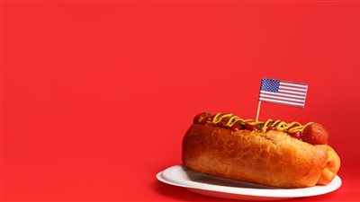 ما علاقة الهوت دوج باليوم الوطني في الولايات المتحدة؟