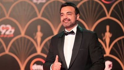 عمرو محمود ياسين يدافع عن مخرج احتفالية المتحف المصري الكبير: يا جماعة عيب والله