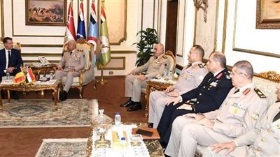 وزير الدفاع والإنتاج الحربى يلتقى نظيره الروماني