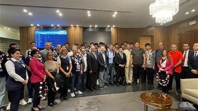 بالورود .. وزير الرياضة يستقبل بعثة منتخب اليد المتوجه بفضية المونديال 