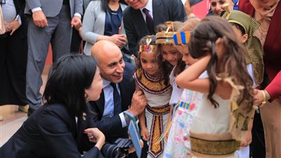 وزير التعليم يصطحب الأميرة 