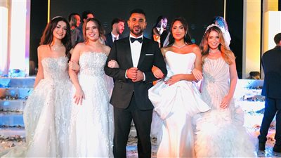 أحمد سعد يثير الجدل بعد ظهوره مع 4 عرائس: 