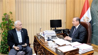 رئيس جامعة المنصورة يلتقي المشرف على برنامج زراعة الكبد لعرض التقرير التشغيلي 