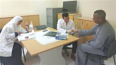 بالصور.. توقيع الكشف علي 726 حالة في ختام فعاليات القافلة الطبية بالأقصر