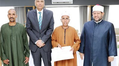 فاز بالمركز الأول.. محافظ أسوان يكرم 