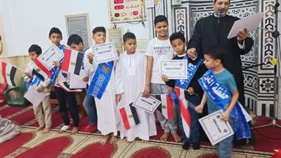 وزير الأوقاف يشيد بإمام وزَّع أعلام مصر على الأطفال بعد صلاة الجمعة