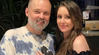 محمد محمود عبد العزيز يطلب الدعاء لزوجته بعد ولادة صعبة ودخولها العناية المركزة