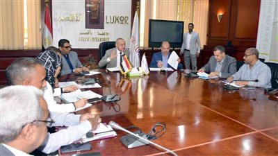 «محافظ الأقصر» تستعرض آخر التطورات بملف تقنين أراضي الدولة (صور)