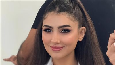 مي عمر تشارك جمهورها بصورة مع فريق عمل مسلسل «الست موناليزا»