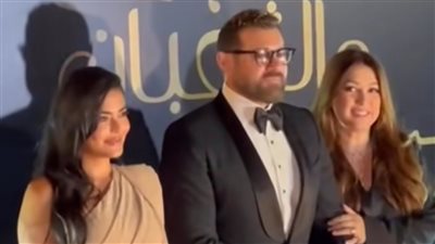 مراتي وزوجتي.. عمرو يوسف يمازح المراسلين فى العرض الخاص لفيلم السلم والثعبان 2