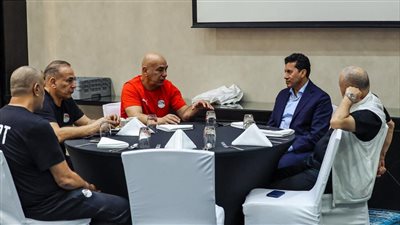 وزير الرياضة وهاني أبو ريدة يجتمعان بمنتخب مصر في معسكر الإمارات