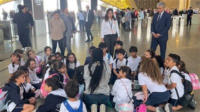 وزير السياحة والآثار يقوم بجولة بالمتحف المصري الكبير ويلتقي بطلاب المدارس والسياح