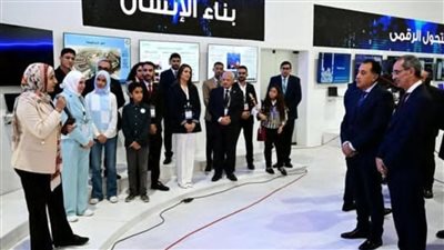 رئيس الوزراء يناقش عددا من خريجي مبادرات وزارة الاتصالات وأصحاب حول مشروعاتهم