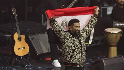 رافعًا علم مصر.. أحمد سعد يتألق في حفل كامل العدد بلندن (صور)