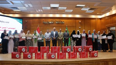 محافظ القليوبية يكرّم خريجات دورات الخياطة ويهديهن ماكينات للعمل والإنتاج