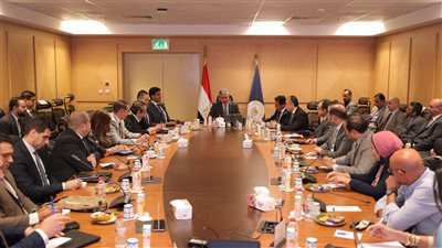 شريف فتحي يتابع المنظومة الجديدة للحصول على التأشيرة السياحية في المطارات