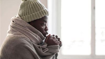 ما خطورة برودة اليدين والقدمين في الشتاء؟