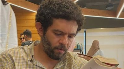 قرار عاجل: إحالة رسام الكاريكاتير أشرف عمر للمحاكمة بتهمة نشر أخبار كاذبة 