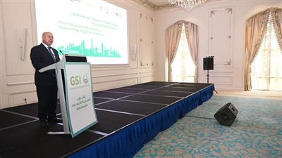 وزير الصناعة يستعرض خطة التحرك العاجلة لخفض الانبعاثات الكربونية