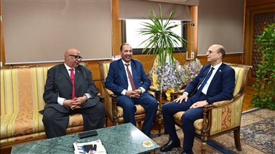 رئيس جامعة أسيوط يناقش مع رئيس جامعة سفنكس سبل التطوير الأكاديمي والبحثي 