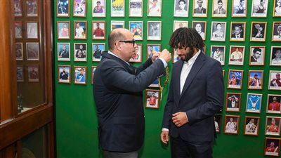 ياسر إدريس يعلن اختيار «النني» سفيرا للجنة الأولمبية.. ويهديه القلادة الذهبية