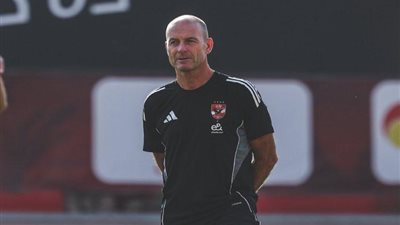 محاضرة بالفيديو.. توروب يشحن طاقات لاعبي الأهلي لمواجهة الجيش الملكي