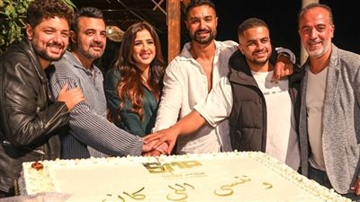 ياسمين عبد العزيز تحتفل مع فريق عمل «وننسى اللي كان» ببدء التصوير (صور)