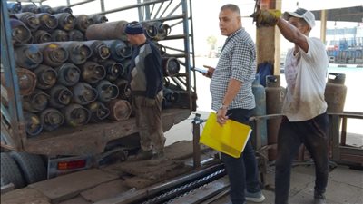بالصور.. حملة تفتيشية تكشف تلاعب مصنع في الجيزة بأوزان أسطوانات البوتاجاز