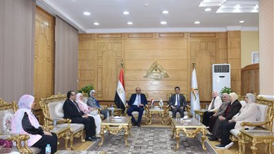 *رئيس جامعة بنها يستقبل فريق الاعتماد المؤسسي لكلية التمريض*