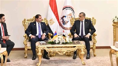 وزير الإنتاج الحربي يبحث مع وزير دفاع أرمينيا موضوعات التعاون المشترك