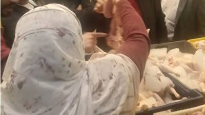 ضبطت كميات كبيرة من الدواجن الفاسدة..الزراعة تغلق وتشمع محلًا غير مرخص للدواجن بالجيزة