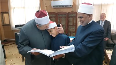 في لفتة إنسانية.. الأزهر يكرّم أحد تلاميذه من أصحاب الهمم بمصحف 
