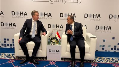 وزير الخارجية يبحث تعزيز التعاون مع المنتدى الاقتصادي العالمي