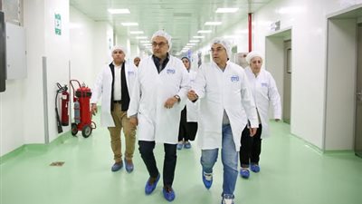  وزير قطاع الأعمال العام يتفقد شركة ممفيس للأدوية لمتابعة سير العمل والإنتاج