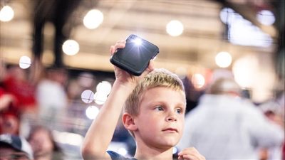 منح الأطفال الهاتف الذكي قبل الثانية عشر يؤدي لمشاكل صحية ونفسية خطيرة