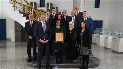 رئيس مصر للطيران يكرم داليا المراغي ويهديها درع الشركة تقديرًا لمسيرتها المهنية